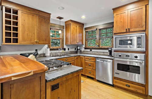 Cheshire House | Stepping Stone | Pet Friendly & 5-Minutes to Town!
