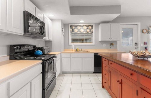 Hampton Condo | Steps from Beach | Pool | Parking | Large Deck