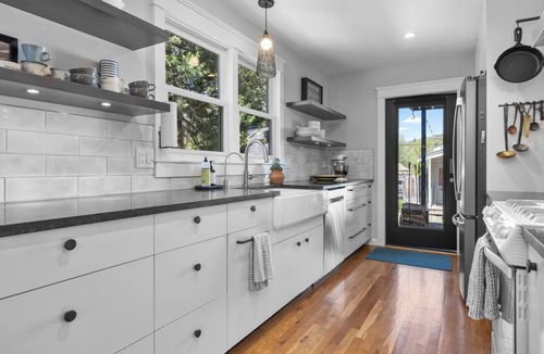 Old Town House | Steps From Downtown| Monthly Rentals| On Bus Route