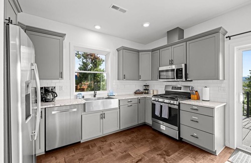 Fraser House | Steps to Bus Loop | Hot Tub | Decks | Grill | Group Getaway Ready