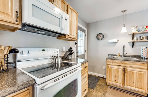 Drake Cottage | Steps to Estes Lake: Mtn-view Hideaway w/Hot Tub!