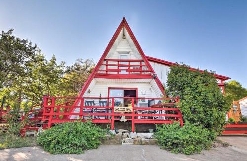 Granbury House | Steps to Lake! Charming Cabin: Pool Access & Decks