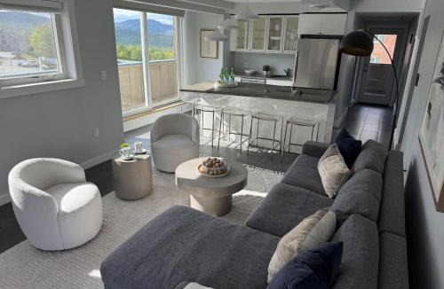 Carrabassett Valley House | Steps to the Lifts Sugarloaf Village