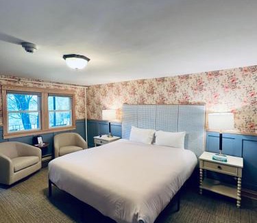 North Conway Hotel | Stonehurst Manor Breakfast & Dinner Included