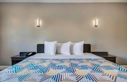Springfield Hotel | Studio 6 Suites Springfield, OH