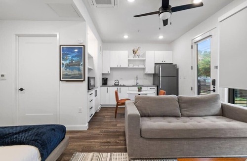 East Cesar Chavez Apartment | Studio in Downtown Austin-Queen & Sofa Bed-Patio