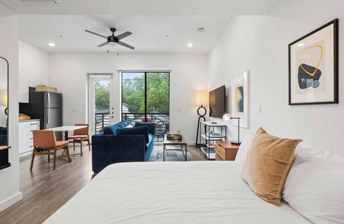East Cesar Chavez Apartment | Studio - Queen & Sofa Bed|Downtown Austin|Balcony