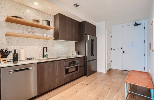 Rainey Street Historic District Apartment | Studio + Views +Rooftop pool |Rainey St