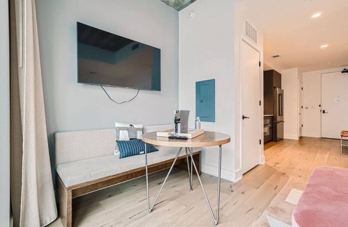 Rainey Street Historic District Apartment | Studio + Views +Rooftop pool |Rainey St