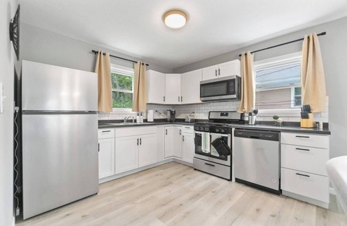 Fort Wayne Apartment | Studio with King Bed | Downtown Fort Wayne, Parking