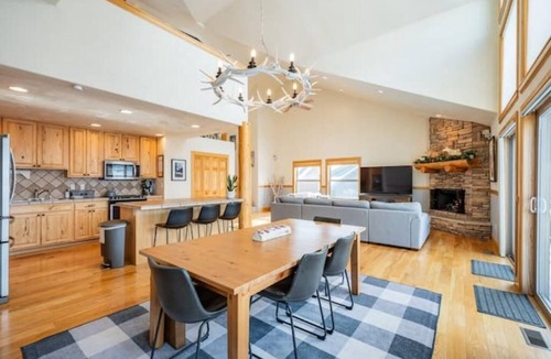 Pole Creek House | Stunning Modern Mountain Retreat with Private Hot Tub
