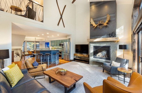 Warrior's Mark House | Stunning Townhome, Walk to Peak 9 & Town! Private Hot Tub, All Kings!