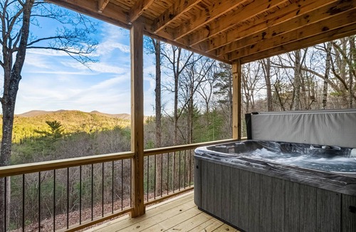 Raccoon Ridge Cabin | Stunning Views over Aska +Hot Tub & Firepit +Arcade and Pool table +Near Toccoa