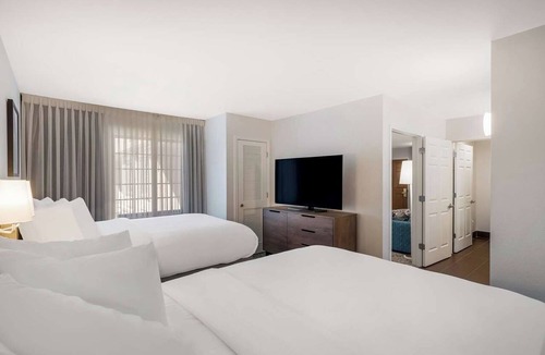 Acres Green Hotel | Stylish 2BR Suite for a Relaxing Stay | Breakfast Included | 3 Units