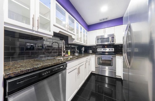 Waller Creek District Apartment | Stylish 3BR Loft in Austin with Balcony for 8