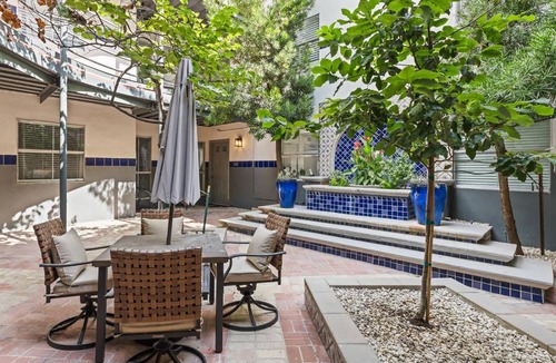 Waller Creek District Apartment | Stylish 3BR Loft in Austin with Balcony for 8