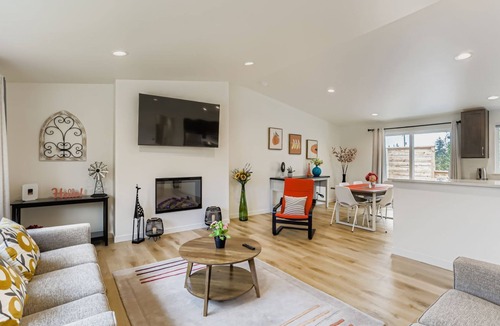 Haller Lake House | Stylish 4-Bedroom house in Seattle- Near Light Rail and UW, Free Parking