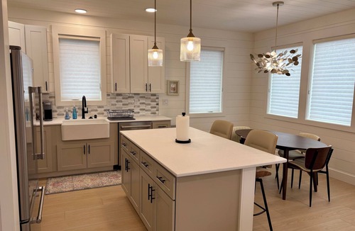 Sitka House | Stylish and peaceful, walkable to airport - 2 bed 1.5 bath cottage
