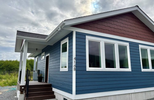 Sitka House | Stylish and peaceful, walkable to airport - 2 bed 1.5 bath cottage