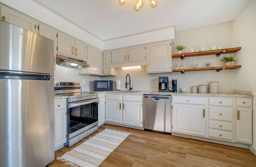 Elizabethton Condo | STYLISH CONDO, sleeps 6, private fenced in back yard with pergola and fire pit.