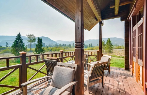 The Highlands House | Stylish Dog-Friendly Home w/All-Wood Interior + Private Sauna and Theater
