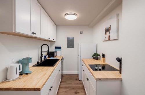 Downtown Anchorage Apartment | Stylish Downtown Anchorage Stay- King Bed plus Kitchen