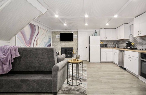 University Hills Apartment | Stylish DU Apt. - Business Traveler - Sleeps 4