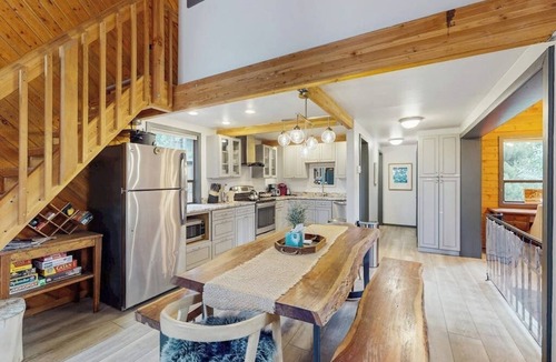 Baldy Mountain House | Stylish Lofted Retreat W/Private Hot Tub, Free WiFi, & Spacious Deck - Dogs OK