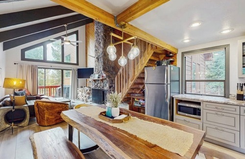Baldy Mountain House | Stylish Lofted Retreat W/Private Hot Tub, Free WiFi, & Spacious Deck - Dogs OK