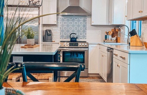 Bartlett House | Stylish Retreat: Ski & Village Bliss Awaits!