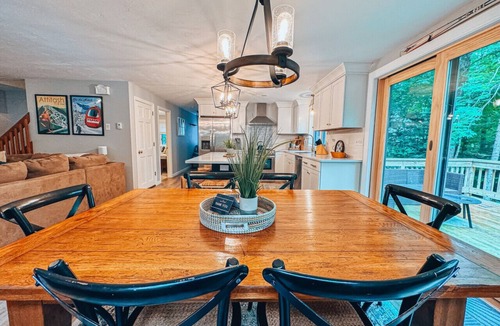Bartlett House | Stylish Retreat: Ski & Village Bliss Awaits!