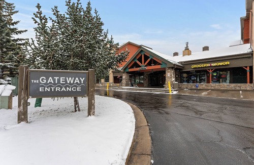 Mountain House Condo | Stylish Studio Retreat - Near Keystone Slopes, Pool & Hot Tub!