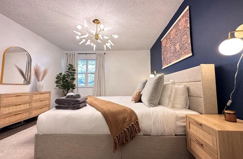 South Westminster House | Stylish Townhouse Retreat - 15 min to DT