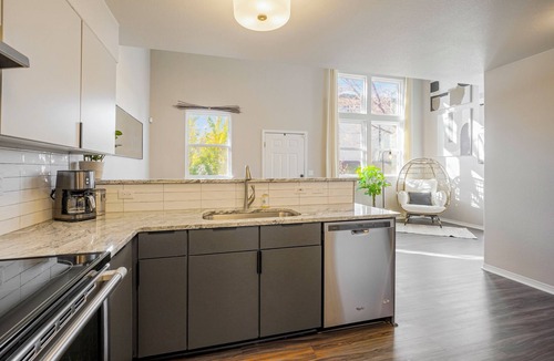 Barths House | Stylish Townhouse w/Spa-like Décor!