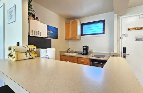 Waikiki Apartment | Suite 422 at the Waikiki Grand Hotel® Queen Bed & SofaBed