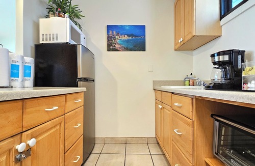 Waikiki Apartment | Suite 422 at the Waikiki Grand Hotel® Queen Bed & SofaBed