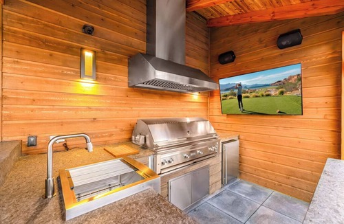 Cle Elum House | Summer Just Got GRAND! Suncadia’s Largest/13,500sqft+Pool & Famous Speakeasy!