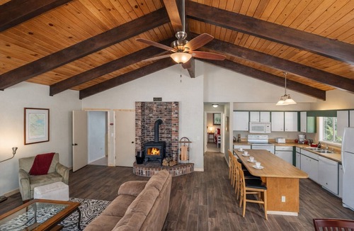 Leavenworth House | Summer Pool | Hot Tub | Fenced | Dogs | Firepit