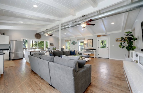 Burnet House | SUMMER READY NEW TIKI BAR - HUGE DOCK, Rope Swing Open Water Cozy and updated