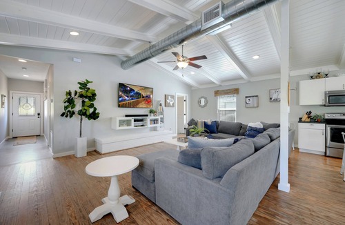 Burnet House | SUMMER READY NEW TIKI BAR - HUGE DOCK, Rope Swing Open Water Cozy and updated