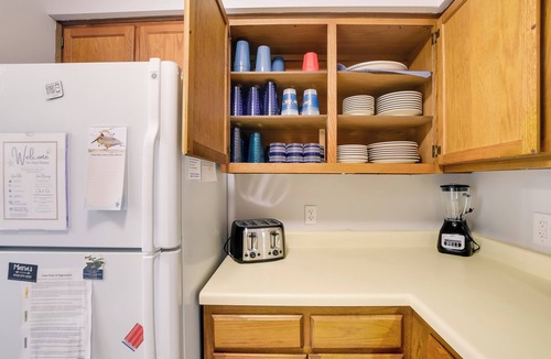 Ocean Isle Beach Apartment | Sunny Condo - Private Ocean Isle Beach Access!