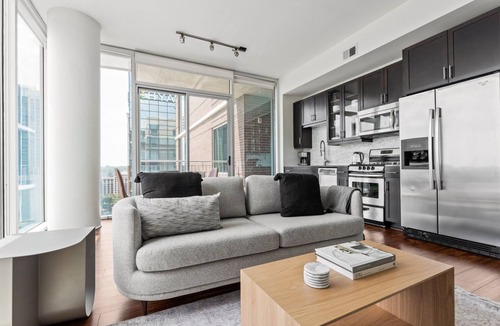 Waller Creek District Apartment | Sunny Downtown Austin 1BR w/Gym, Pool & W/D, nr Rainey St, by Blueground