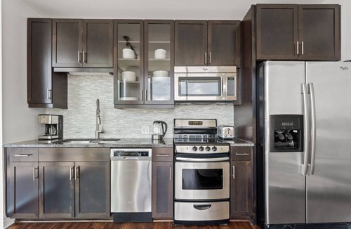 Waller Creek District Apartment | Sunny Downtown Austin 1BR w/Gym, Pool & W/D, nr Rainey St, by Blueground