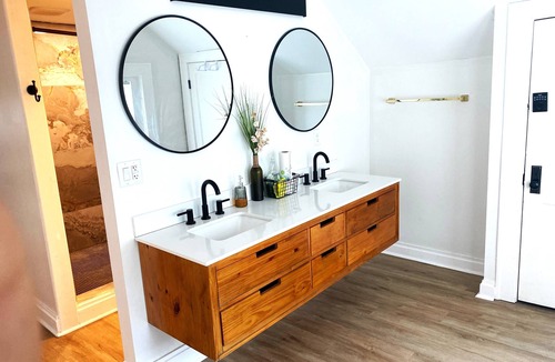 Livingston Park Apartment | Sunny Studio – Downtown Location