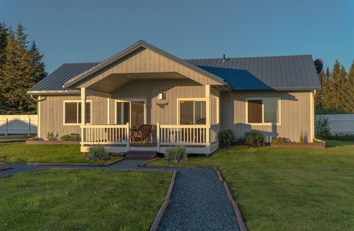 Happy Valley House | Sunset Bluff a lovely retreat overlooking Cook Inlet
