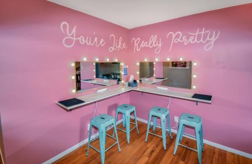 Southeast House | Super Cute Five Bedroom Home in Denver Perfect For Girls Trips