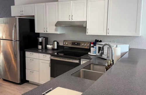 Turnagain House | Superb 3-bedroom 3 Full bath townhome 5 mins to Airport