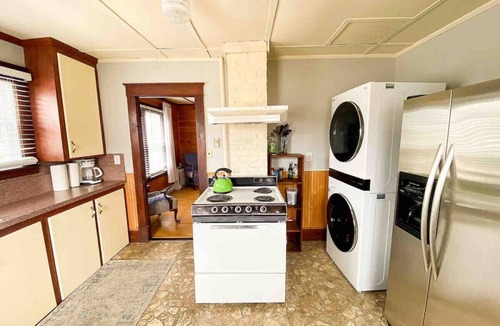 Old Orchard Beach Cottage | Surfside Beach Cottage 3 bed steps to sand