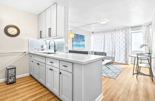 Ala Moana Condo | Sweet & Cozy in Honolulu Free WIFI & AC