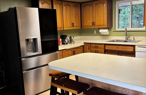 Yakima House | Swimming Pool, volleyball court, Pickleball court, basketball court, BBQ Grill